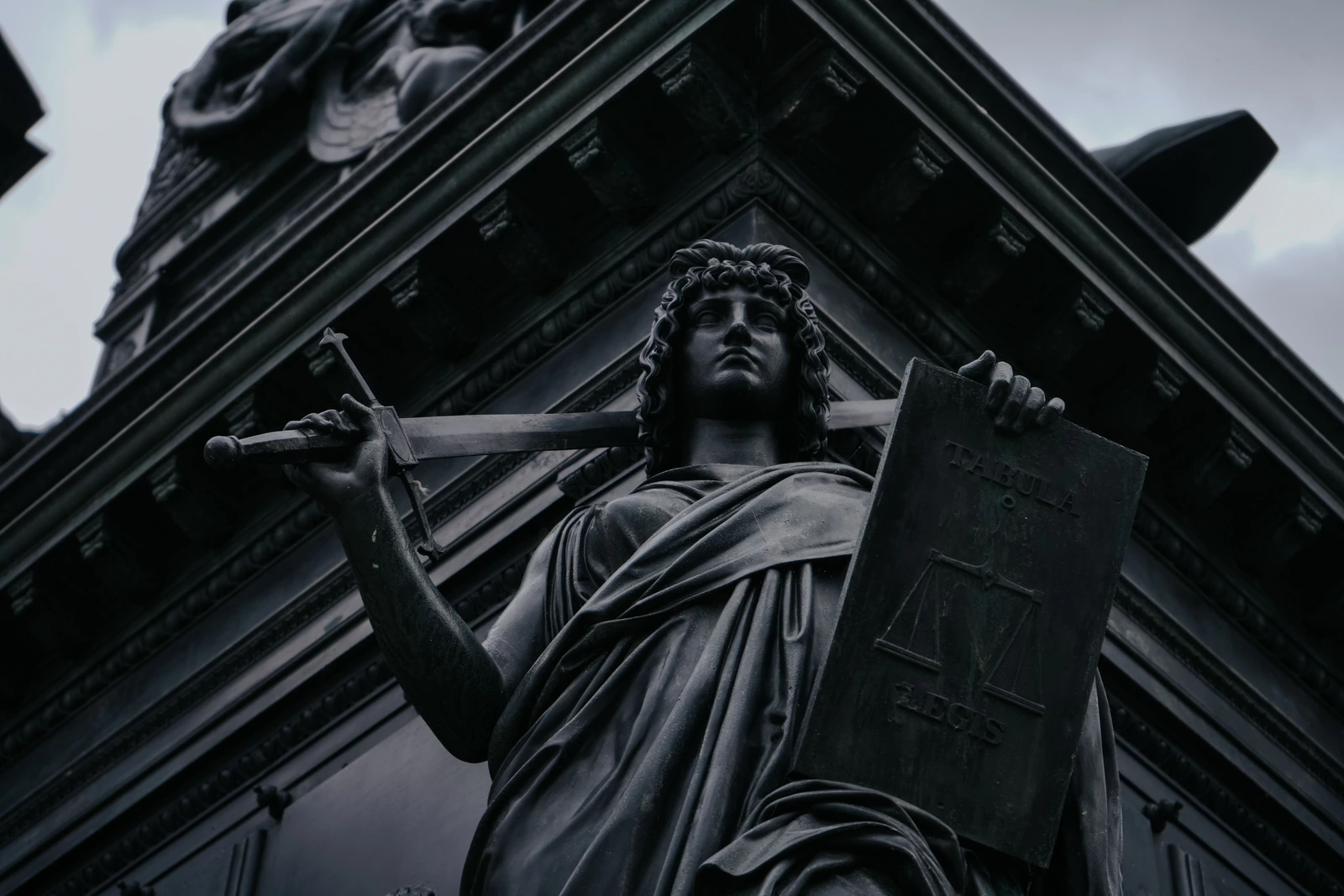 Estatua de la justicia con balanza y espada